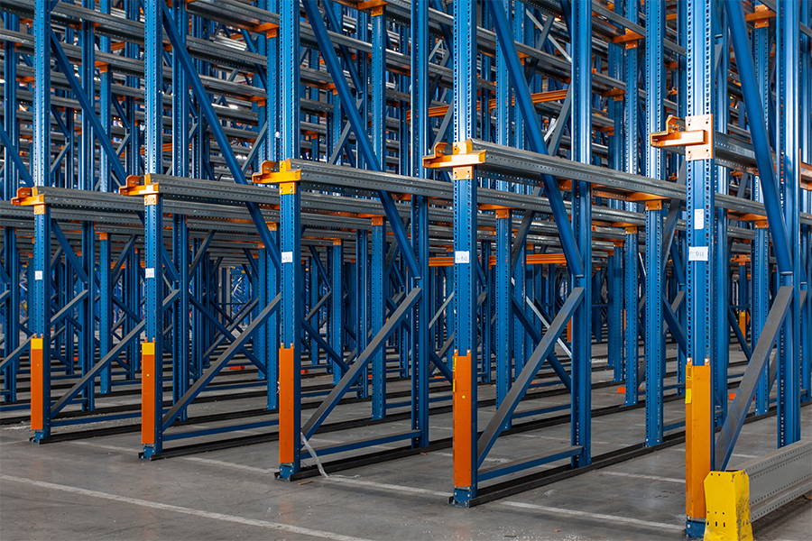 Koordinované upgrady vybavení pro podporu skladu ke zvýšení celkové efektivity logistiky